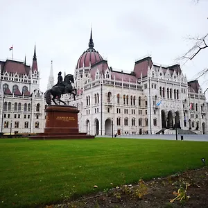 Apartment Parliament Alkotmany Utca 4 *