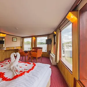 Fortuna Boat Hotel en barco 3*