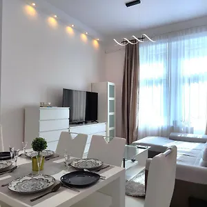 Bella - 86m2, Center Apartment, Next To Metro Line, 2 Bathrooms, Apartment
