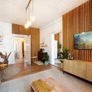 Symphony - Free Parking & Airport Taxi Apartment