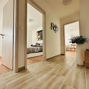 Park West Terrace With Private Parking Apartment *