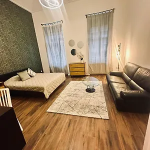 Eclusive & Quiet Center Near Oktogon Only Female Guest house