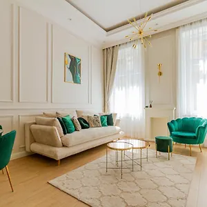 Luxury Apartment *
