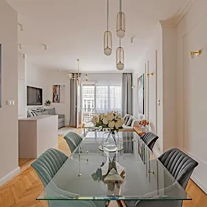 Katie's Parliament Apartment *