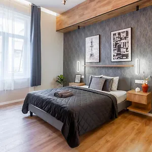 Exclusive Dohany With Balcony Next To The New York Cafe Apartment *