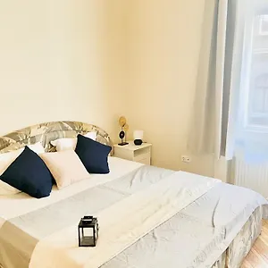 Hogyes Endre Apartment *