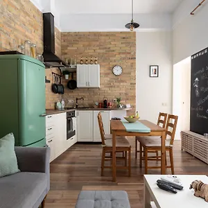 Vintage Loft - Free Private Parking - Metro - Tram - Ac Apartment