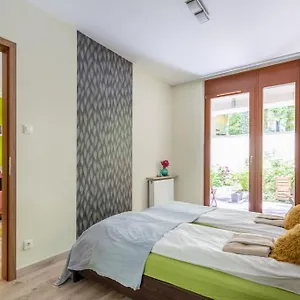 Charming With Quiet Garden In Downtown Apartment