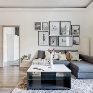 Apartment Luxe, Minimal 3dbr Apt-stunning New York Cafe View