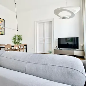 Premium By Hi5- Jozsef Koerut Budapest