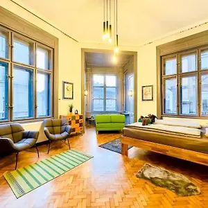 New! Modern 5Br Gem In Central Budapest Ac