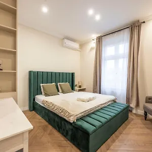 Deluxe Center T6 With Balcony *