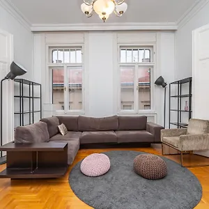 Apartment 3 Bdr Heart Of *