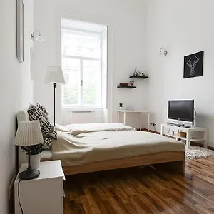 Apartment Spacious Evergreen In The Heart Of