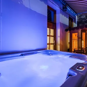Wellness Wonderland: Garden, Sauna, Jacuzzi In Cbd Budapest