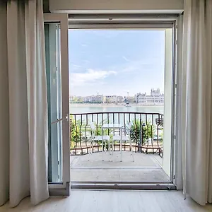 B40 With Parlament View * Budapest
