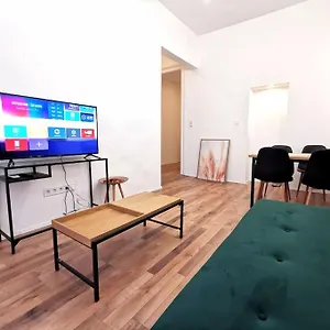 Apartment Weiner Leo