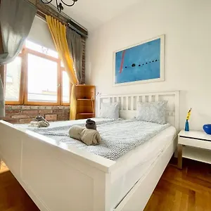 R9 Free Parking Garage * Budapest