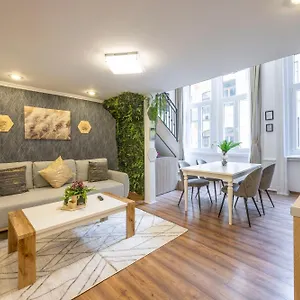 Cozy & Homy In The Heart Of Apartment