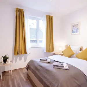 Sunny 2br With Balcony At Szoevetseg Street *