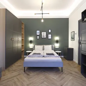 Nyugati Near Train Station Apartment *
