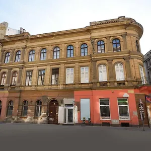 Spacious Basic In The Center