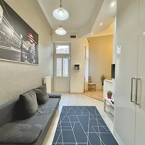 Trendy Spacious, Parking, Downtown, Ruin Pubs! Apartment Budapest