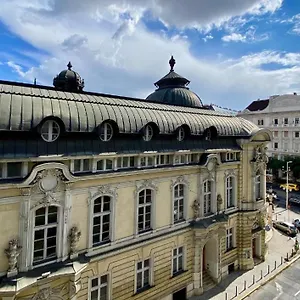 Apartamento Stylish Parisian 3br In Budapest, Sleeps 9 Budapeste