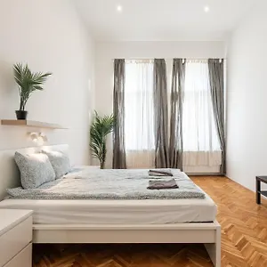 Luxurious Downtown Family شقة