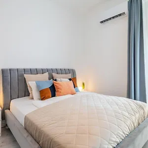 Cozy New - Easy Center Access